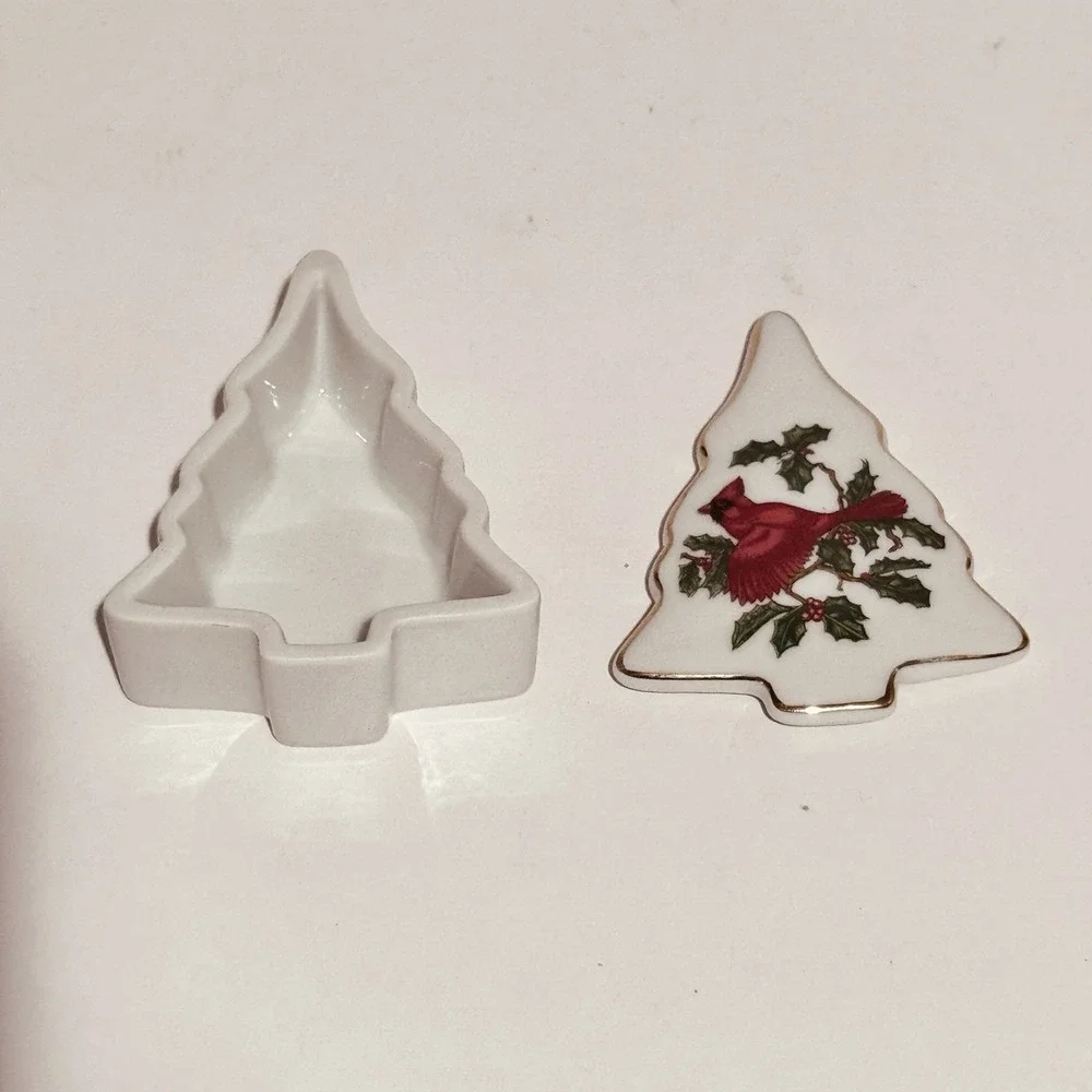 Vintage Lefton‎ Porcelain Christmas Tree Trinket Box Cardinal Design w Gold Trim